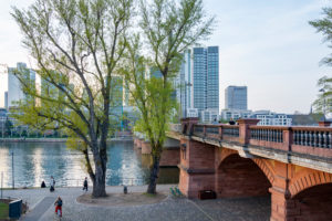 Deutschland, Hessen, Frankfurt, Frankfurter Skyline an der Untermainbrücke. Deutschland, Hessen, Frankfurt, Frankfurter Skyline an der Untermainbrücke.